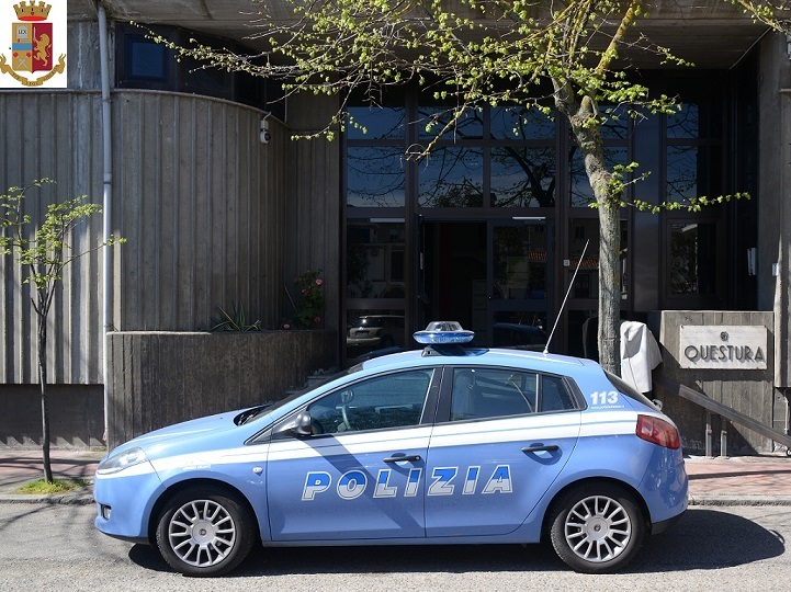 Sfreccia a tutto gas sulla 125, bloccato dalla polizia: aveva due chili di droga