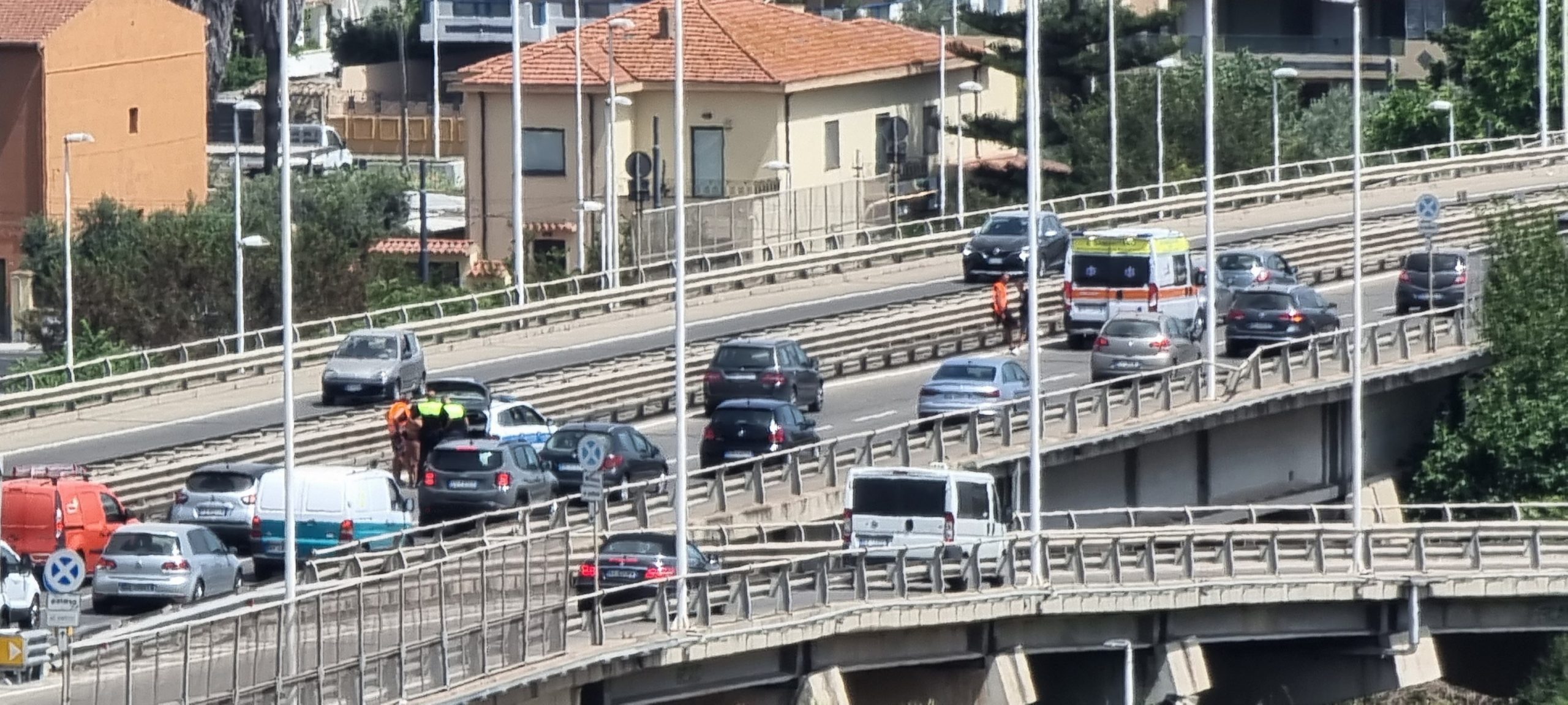 Asse mediano, ancora un incidente e traffico ko: “Colpa del senso unico in viale Marconi”
