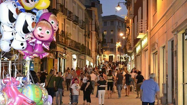 Negozi aperti fino a mezzanotte in via Manno, via Garibaldi e nel Corso: torna a Cagliari “shopping sotto le stelle”