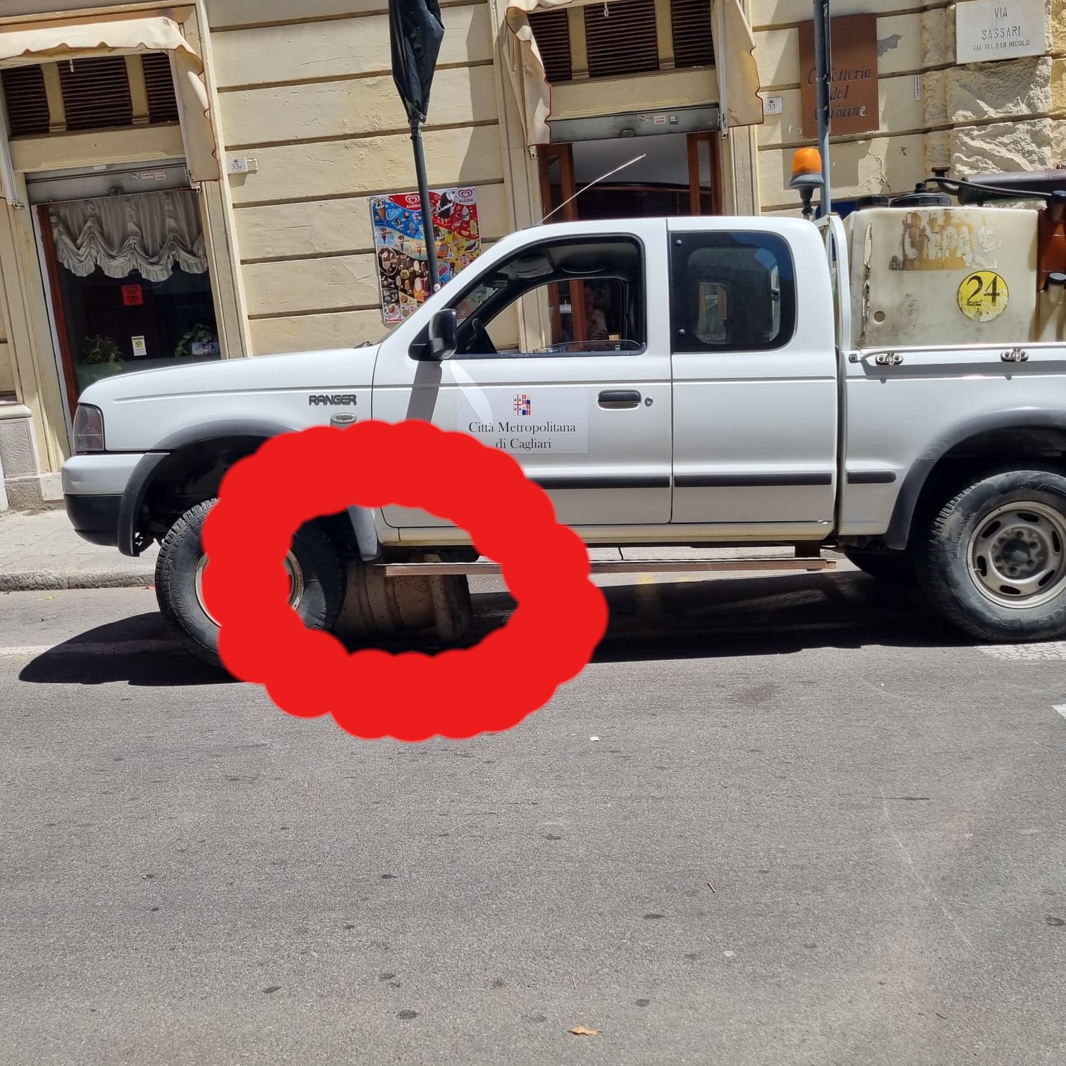 Cagliari, a caccia di zanzare e topi abbattono un blocco di granito in via Sassari