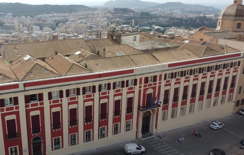 Cagliari, Palazzo Regio si rifà il trucco: nuovo look con la facciata color “rosso antico”