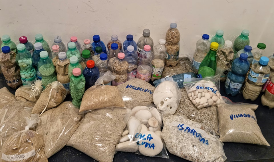 Turisti cafoni scatenati: sequestrati sacchetti e bottiglie con la sabbia rubata dalle spiagge della Sardegna