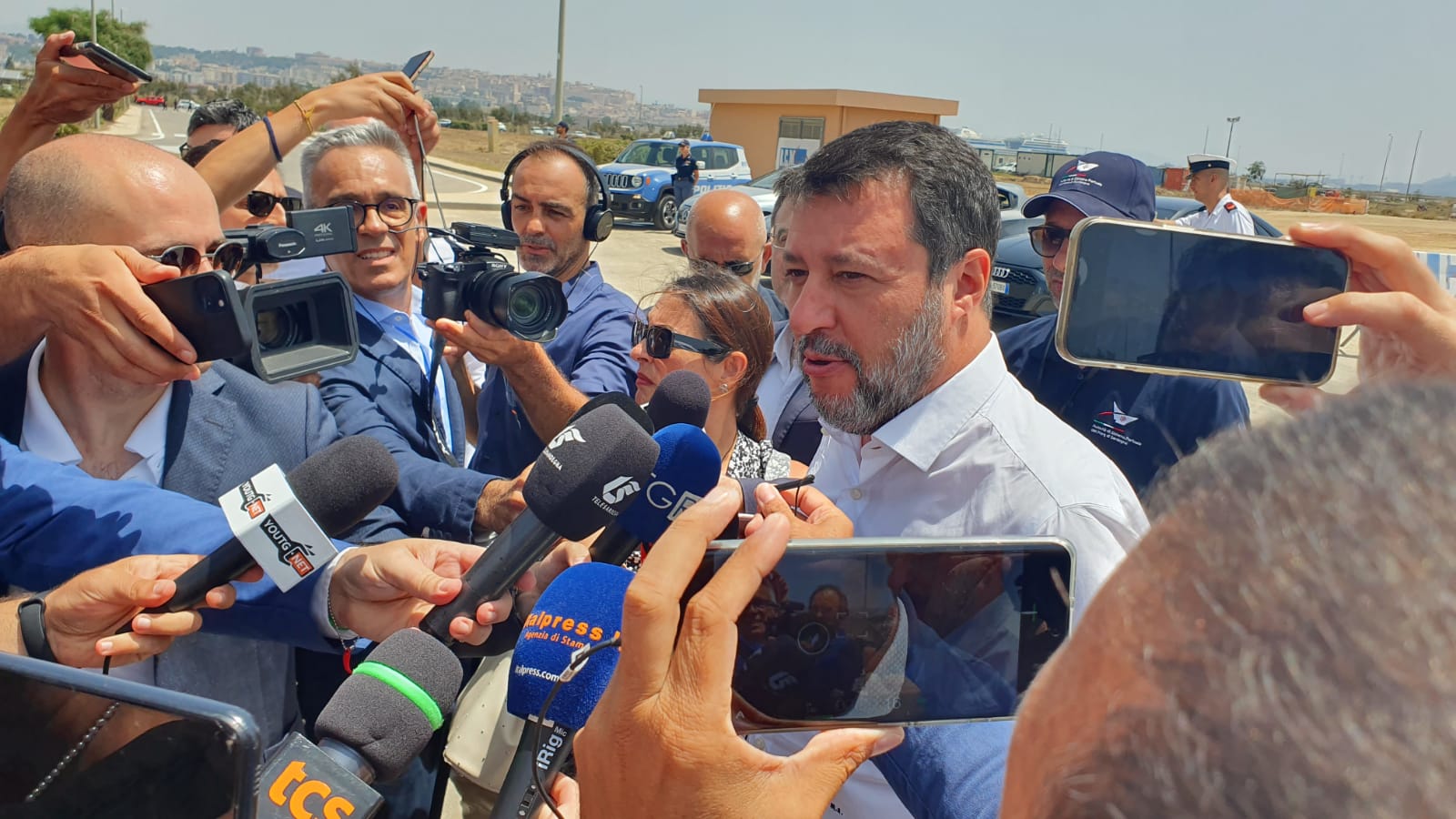 Salvini a Cagliari: “Tre miliardi di euro per le ferrovie dell’Isola e giù i costi dei biglietti aerei per la Sardegna”