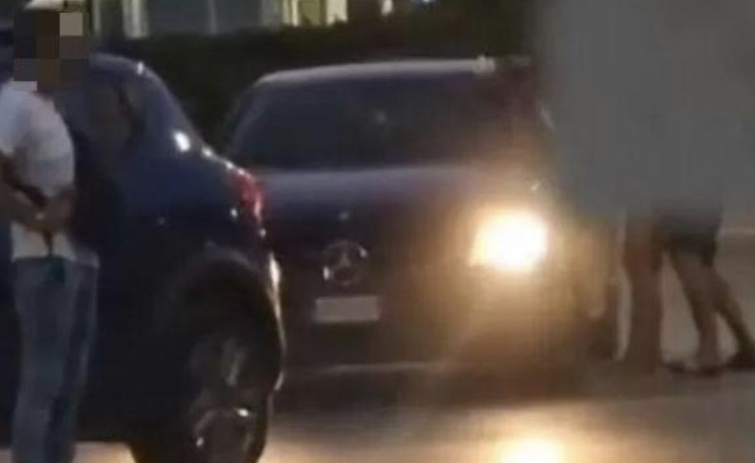 Fanno sesso fuori dalla macchina alla presenza di un bambino di 3 anni, denunciati