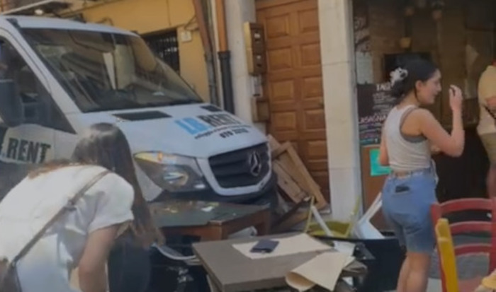 Cagliari, camion impazzito travolge tavolini e clienti nel Corso Vittorio: ci sono dei feriti (VIDEO)