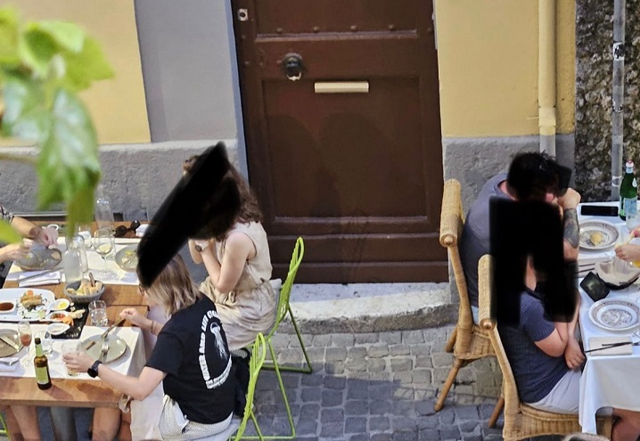 Tavolini anche davanti ai portoni a Cagliari, il Comune: “Siamo impotenti, i giudici vanno incontro ai locali”