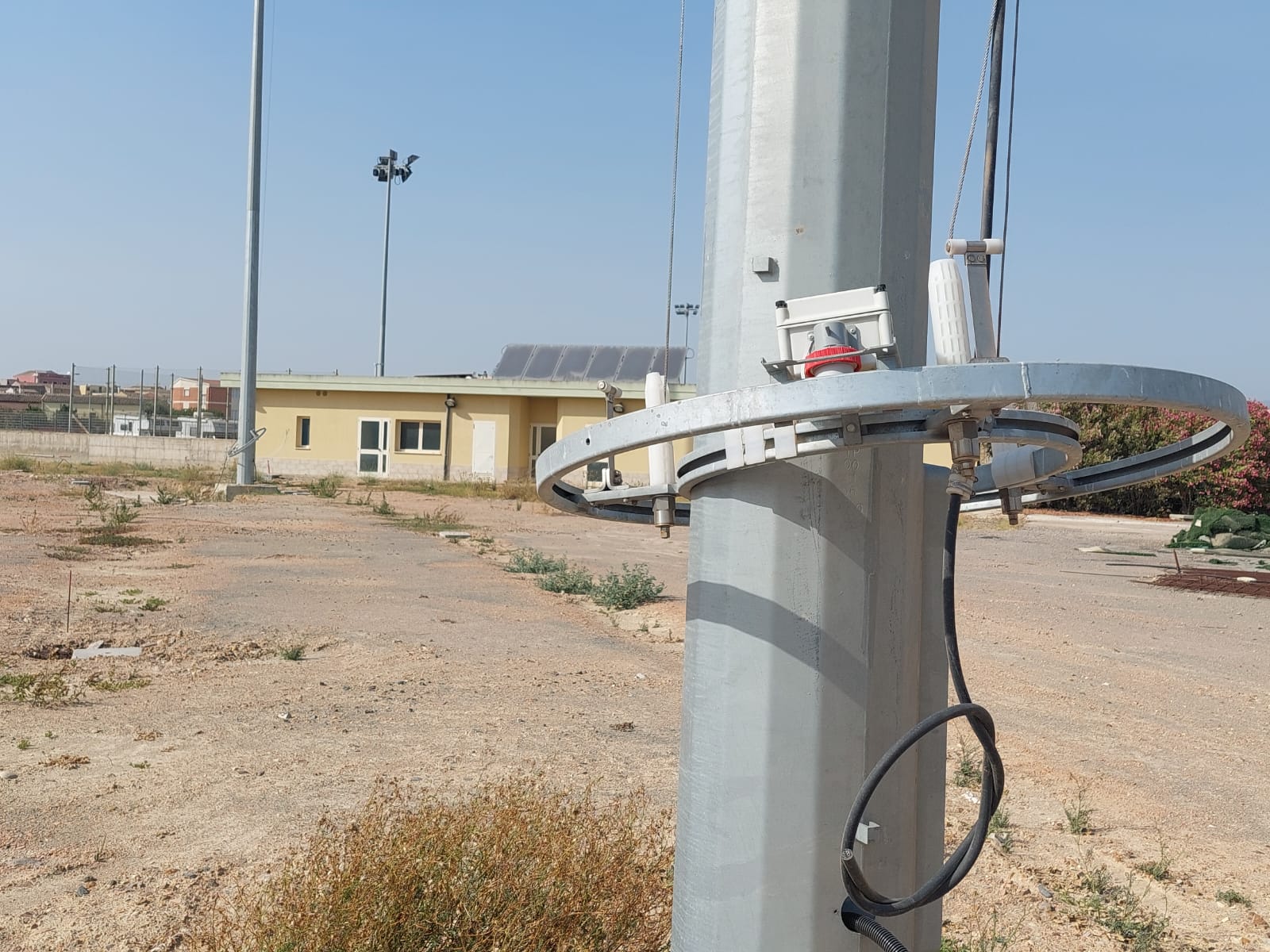 Cagliari, vandali scatenati a Terramaini: distrutte le torri faro del polo sportivo