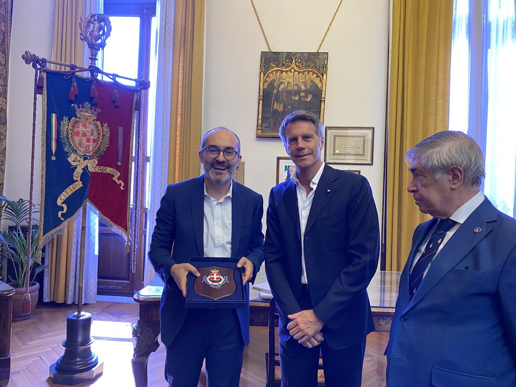 Emanuele Filiberto di Savoia in visita al Comune di Cagliari: “Tornerò per Sant’Efisio”