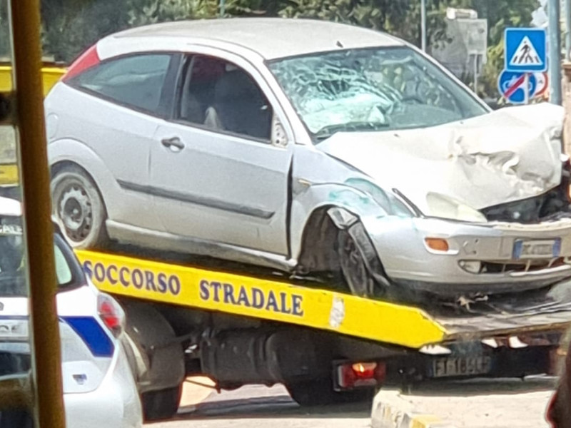 Quartu, vola con l’auto fuori strada in via Leonardo da Vinci: donna all’ospedale
