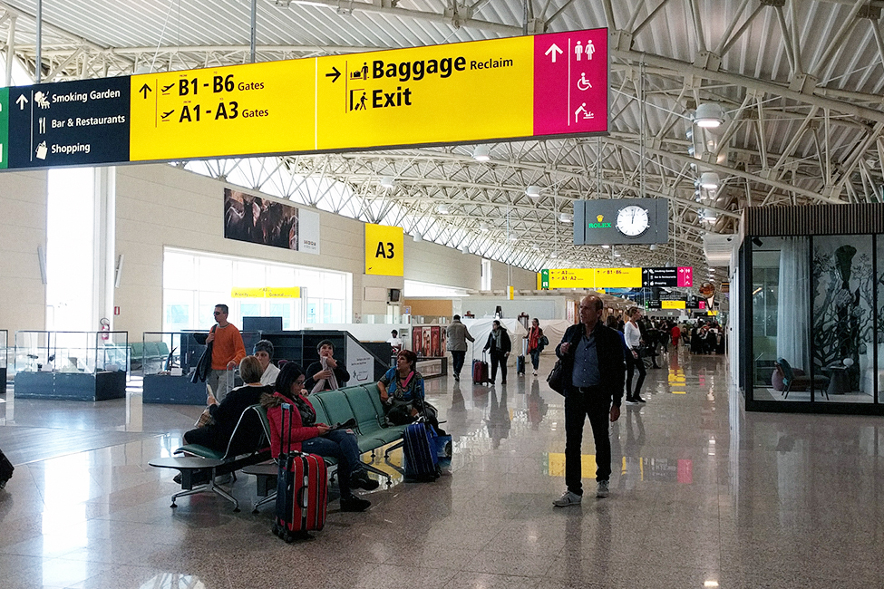 L’incubo di 50 studenti sardi: “Volo per Dublino cancellato, partiti dopo 19 ore buttati all’aeroporto”