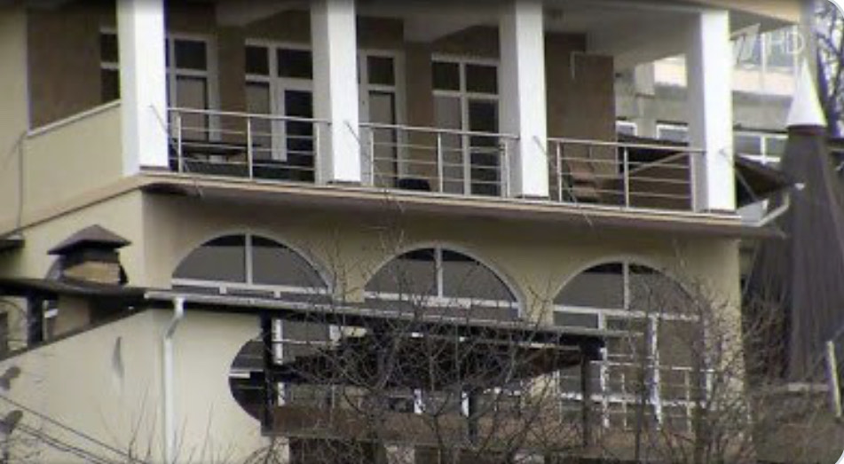 Vuole uccidere i genitori per incassare l’eredità ma viene incastrato