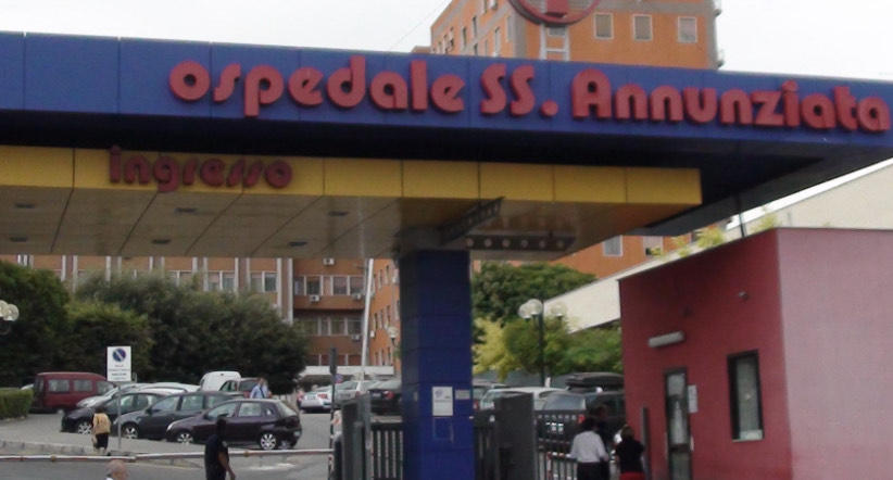 Neonato abbandonato in un cassonetto, ritrovato grazie a una passante e i suoi cani