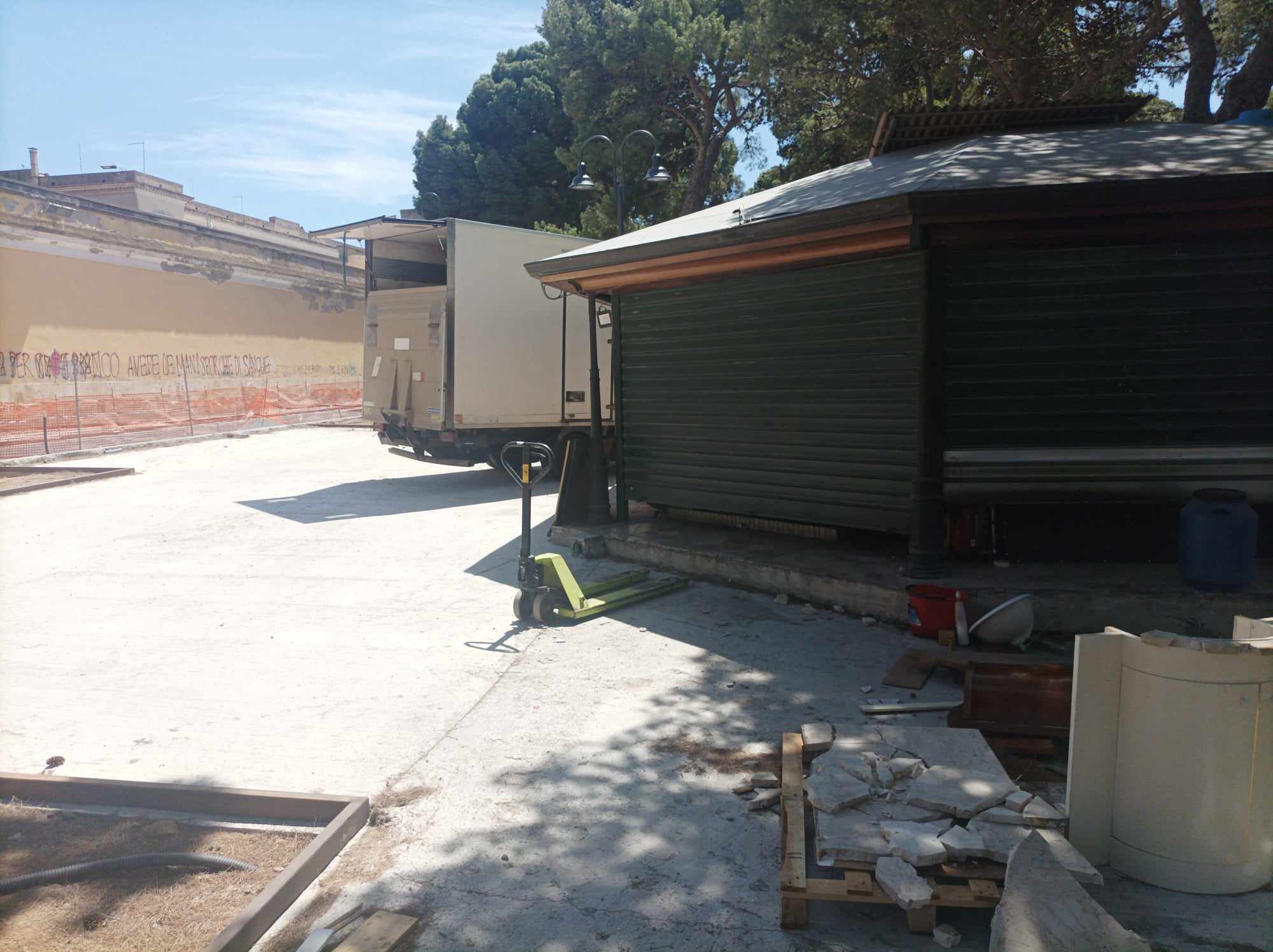 Cagliari, tra la polvere del cantiere addio all’unico storico chiosco di viale Buoncammino (VIDEO)