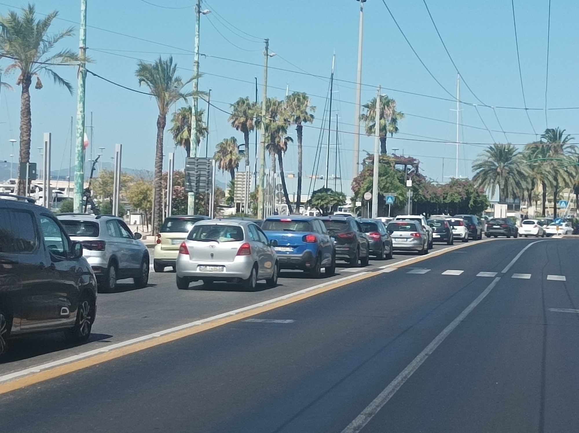 Cagliari, odissea estiva nella via Roma sbarrata per lavori: riecco lunghe code e caos (VIDEO)