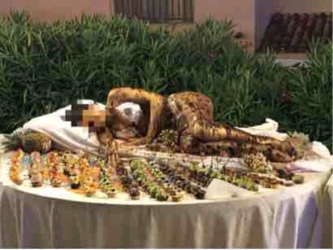 Ragazza-cioccolato al centro del buffet di Ferragosto: bufera sul resort in Sardegna