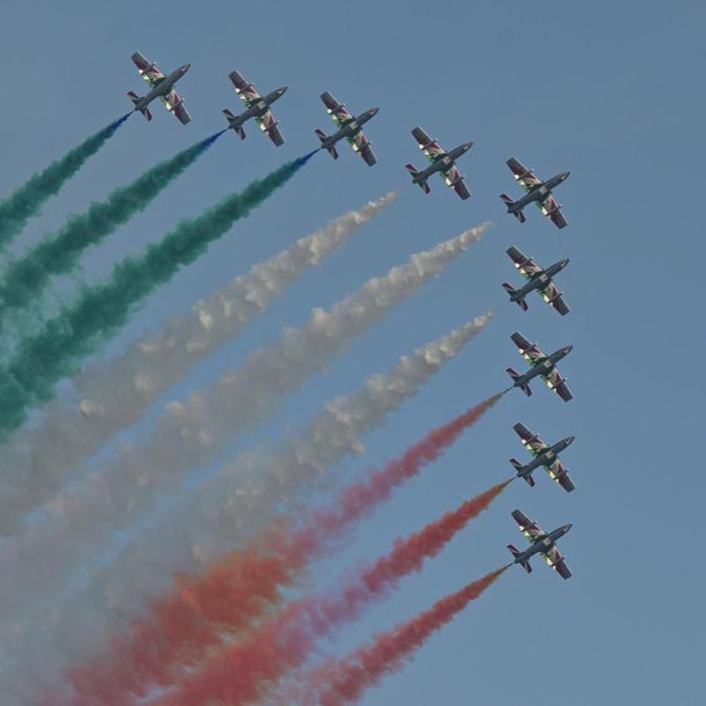 Frecce tricolori, proteste e migliaia di persone in ostaggio delle auto: ma per Truzzu è stato magico