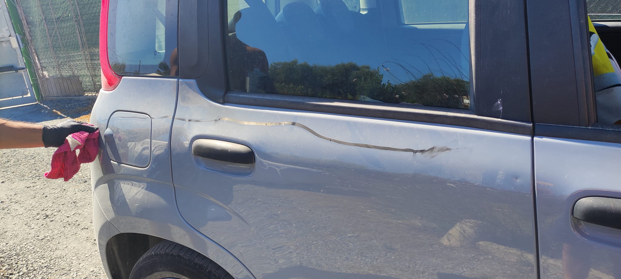 Truffa dello specchietto, allarme a Pula: “Così un ragazzo ha cercato di fregare mia madre”