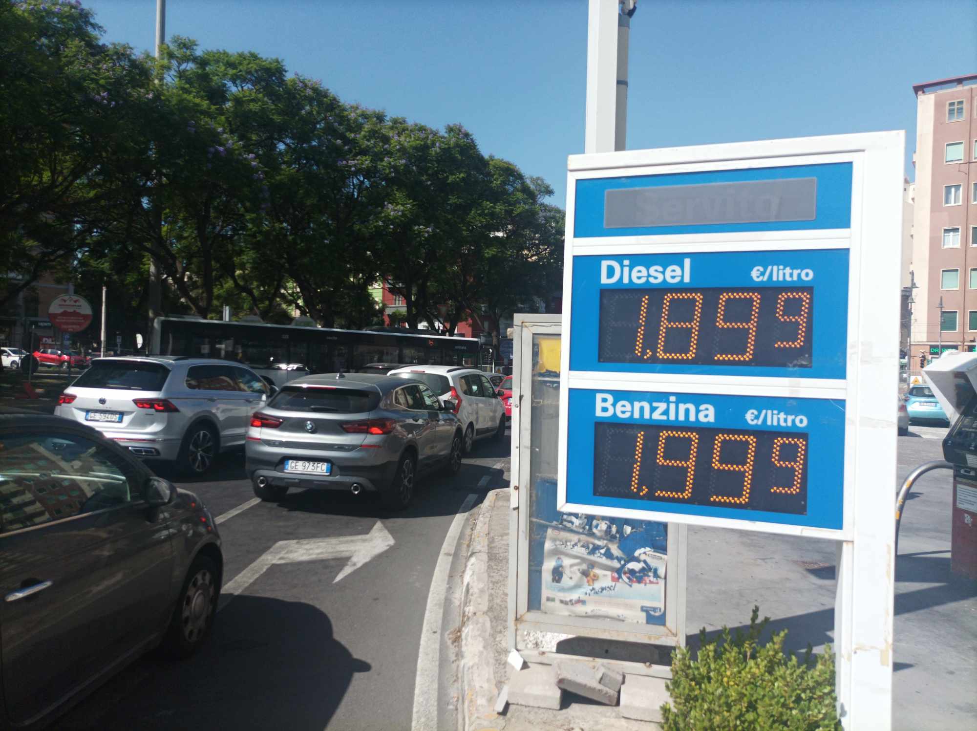 Benzina, amara sorpresa a Cagliari e in Sardegna: sfondato il tetto dei 2 euro al litro