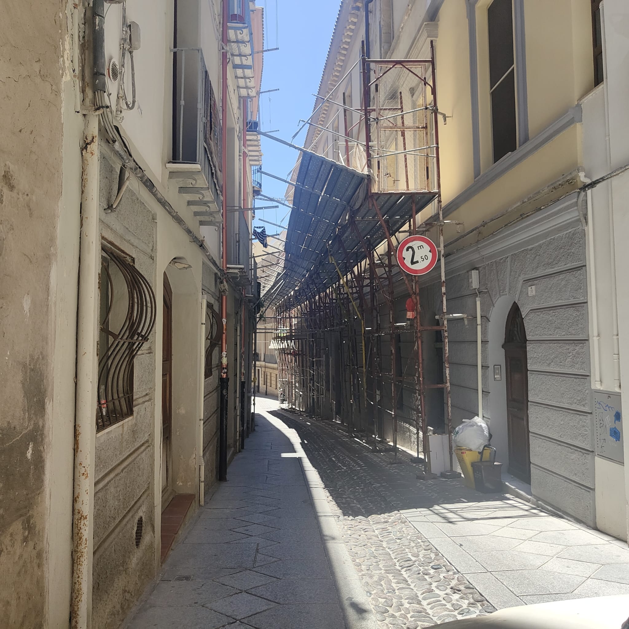 Cagliari, polemiche a Castello per il caos fino all’alba nella struttura occupata di via Lamarmora