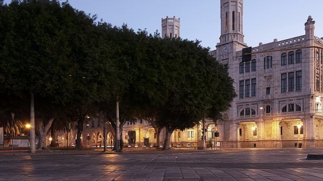 Cagliari, far west in piazza Matteotti: una rissa tra stranieri finisce nel sangue