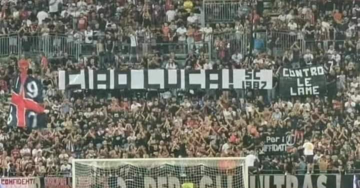 Striscione nella Nord, gli Sconvolts del Cagliari ricordano Luca Mameli: oggi il funerale