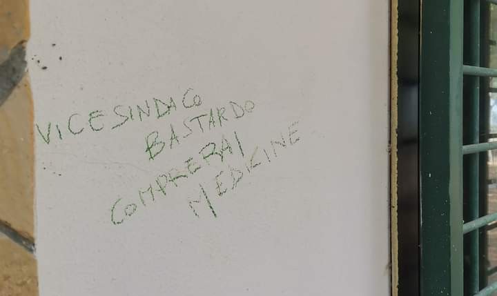 Scritte contro il vicesindaco Gianluca Lampis: “I polli, non sono di Monastir e neanche del centro migranti”