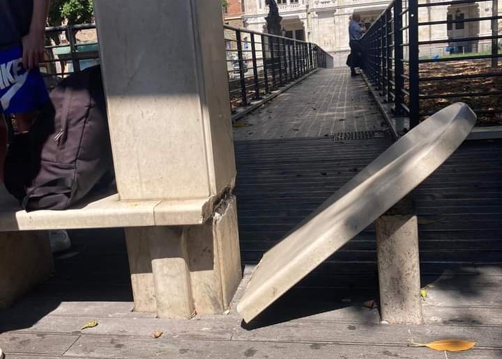 Cagliari, divelta in piazza Matteotti la storica seduta in marmo utilizzata per l’attesa dei bus del Ctm