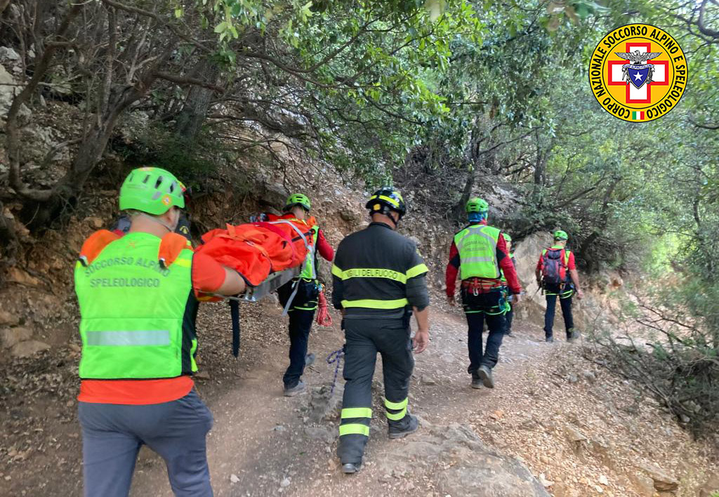 Paura a Urzulei, donna scivola nel canyon di Gorropu: 55enne portata via in barella dal Soccorso alpino