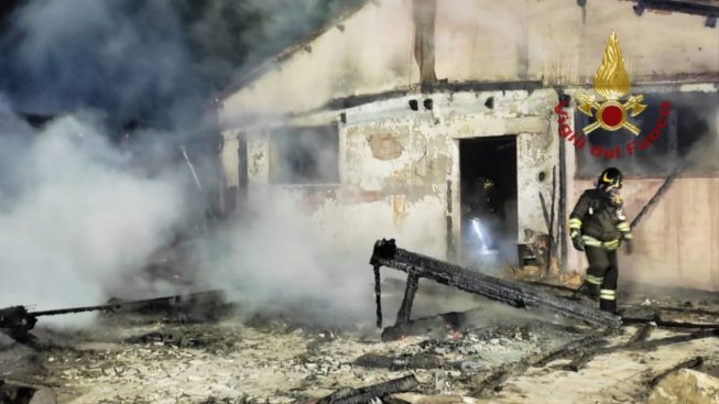 Incendia un agriturismo a San Giovanni Suergiu, trovato con gli inneschi: arrestato un 56enne