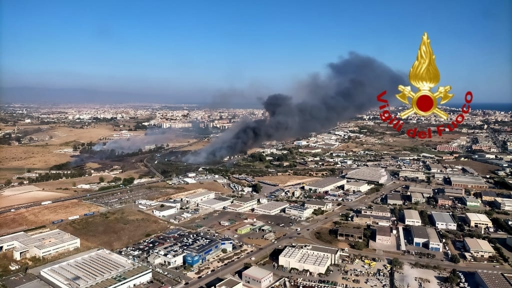 50 roghi nel Cagliaritano, notte di super lavoro per i vigili del fuoco