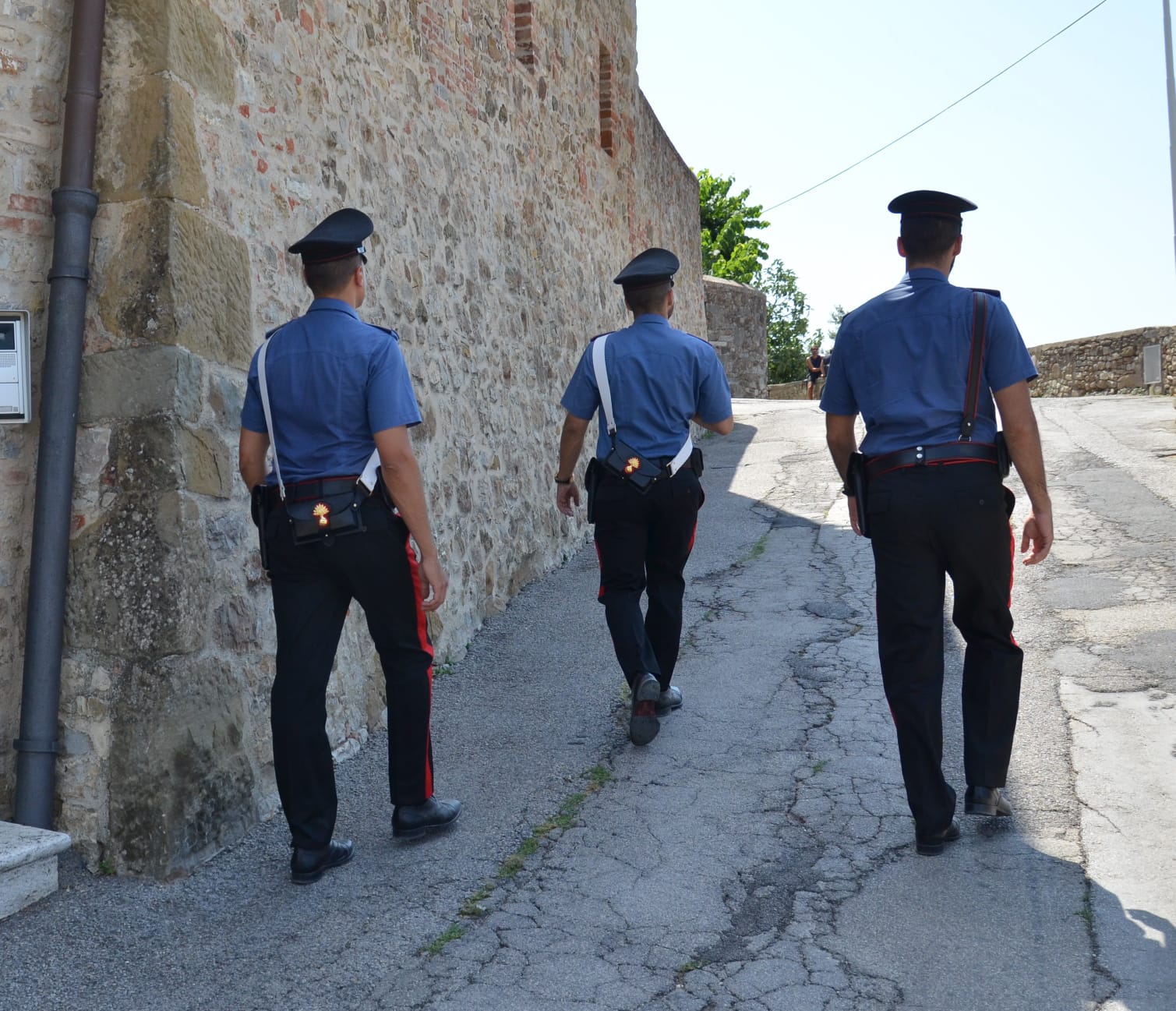 Ubriaco minaccia e picchia i genitori davanti ai carabinieri, 34enne arrestato a Villamassargia