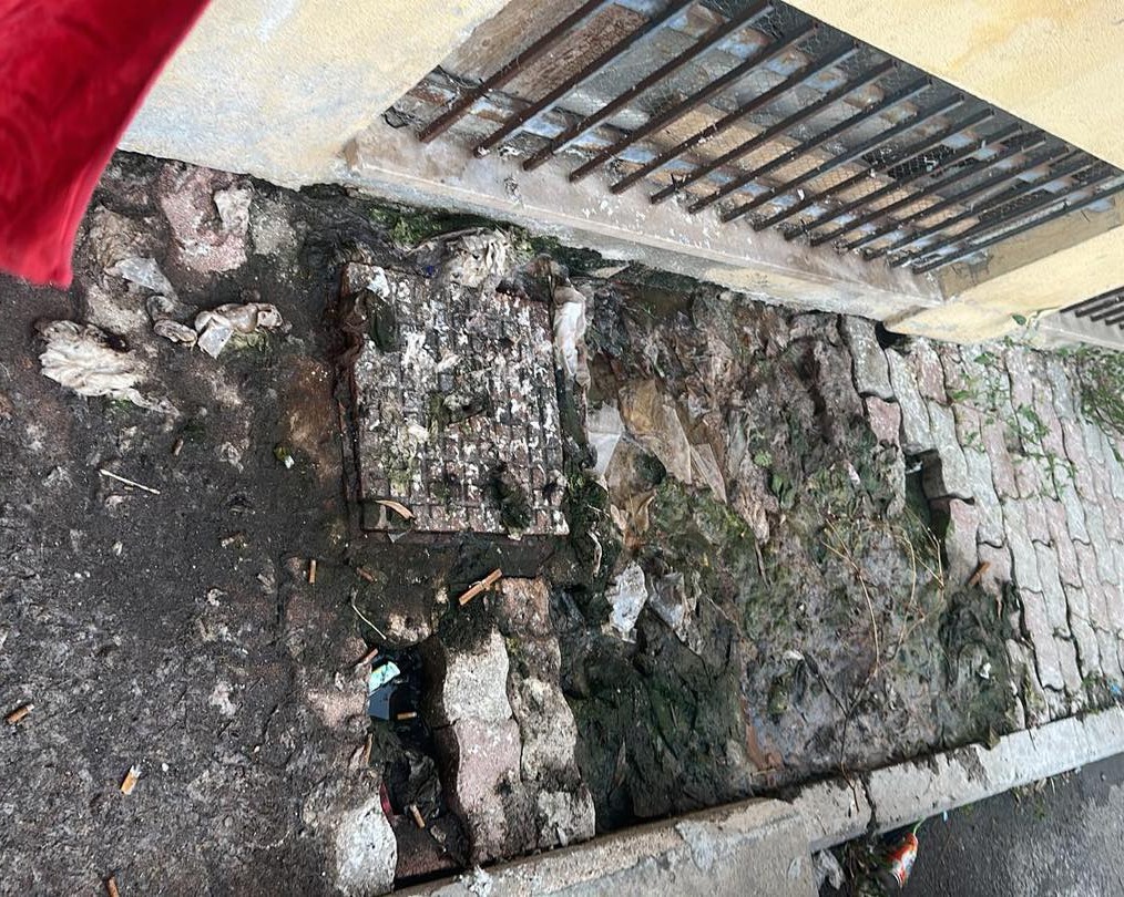 Cagliari, fogna esplode in via Seruci: “Puzza insopportabile da giorni, Is Mirrionis non è di serie B”