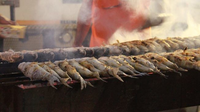 Cagliari, quintali di muggini arrosto e calamari fritti per tutti: a Sant’Elia la tredicesima sagra del pesce