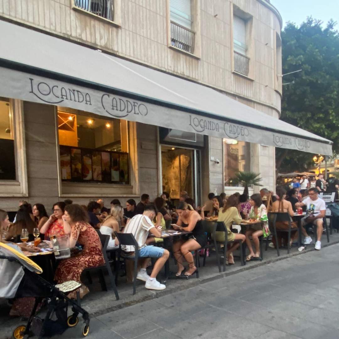 Cagliari, 42 tavolini irregolari nel Corso: maxi multa da 25 mila euro alla Locanda Caddeo