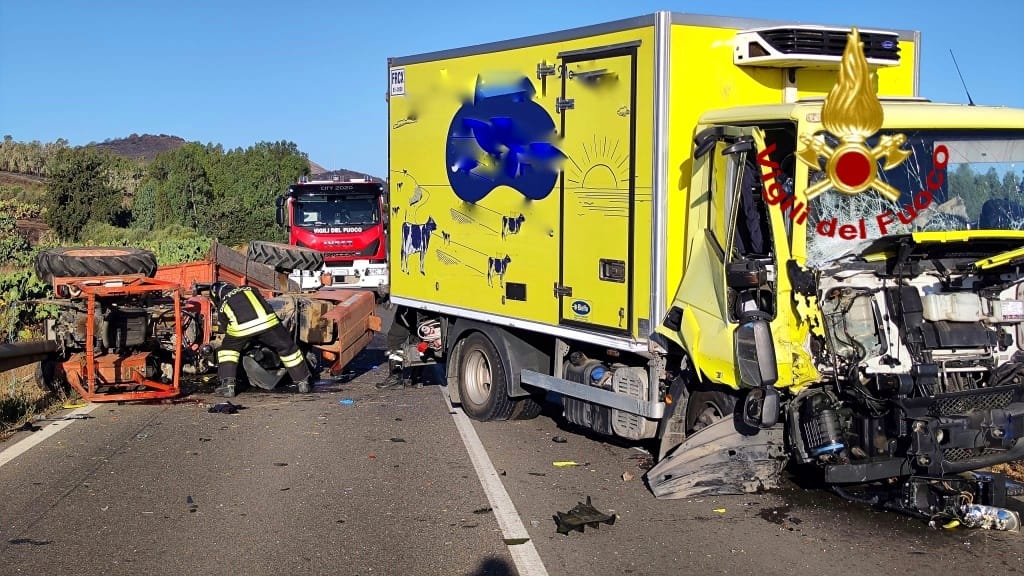 Ussana, violento scontro tra un furgone frigo e un trattore: gravissimo un 70enne