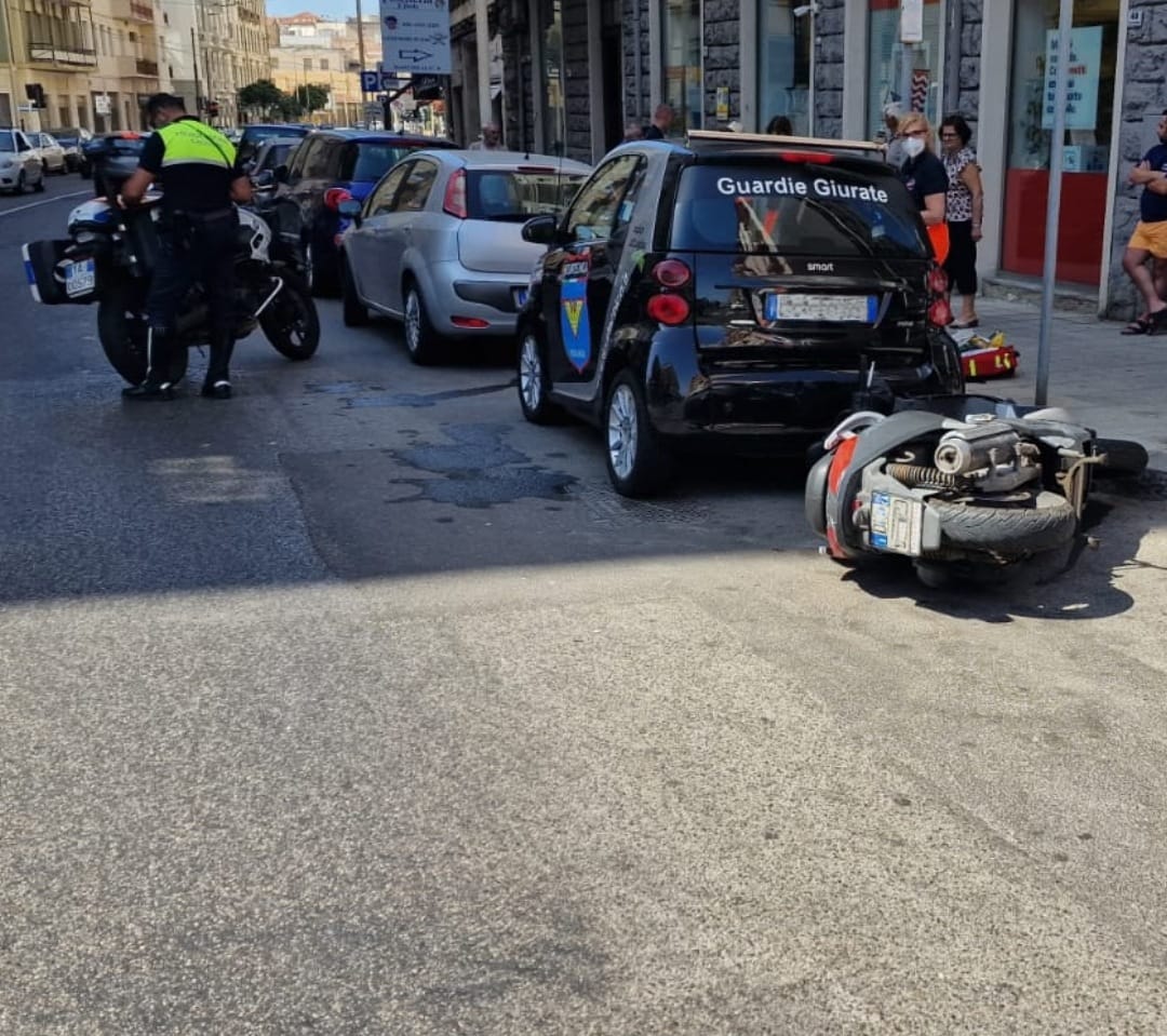 Cagliari, folle fuga e panico: 53enne si schianta con lo scooter sequestrato e finisce al Brotzu