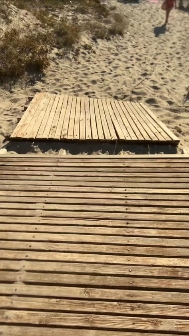 Porto Pino, la passerella maledetta: una turista cade e si procura una doppia frattura scomposta alla gamba