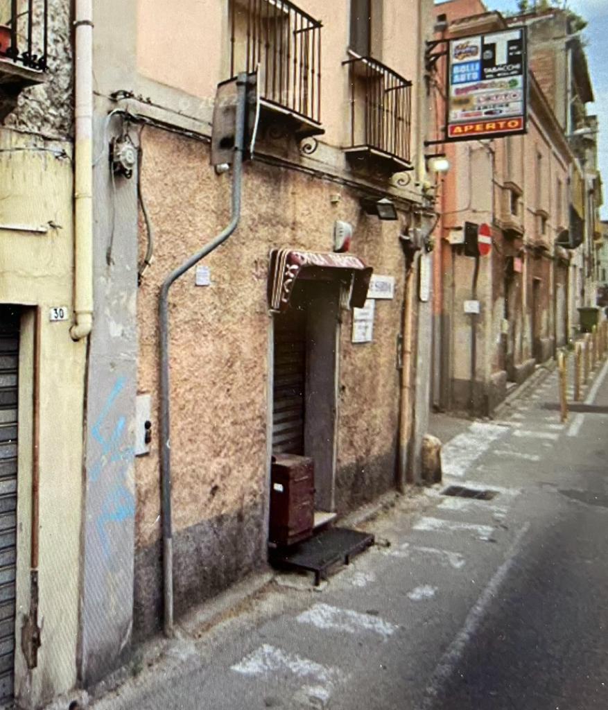 Brutale assalto in tabaccheria a Pirri, rubano i soldi e mandano in ospedale il titolare