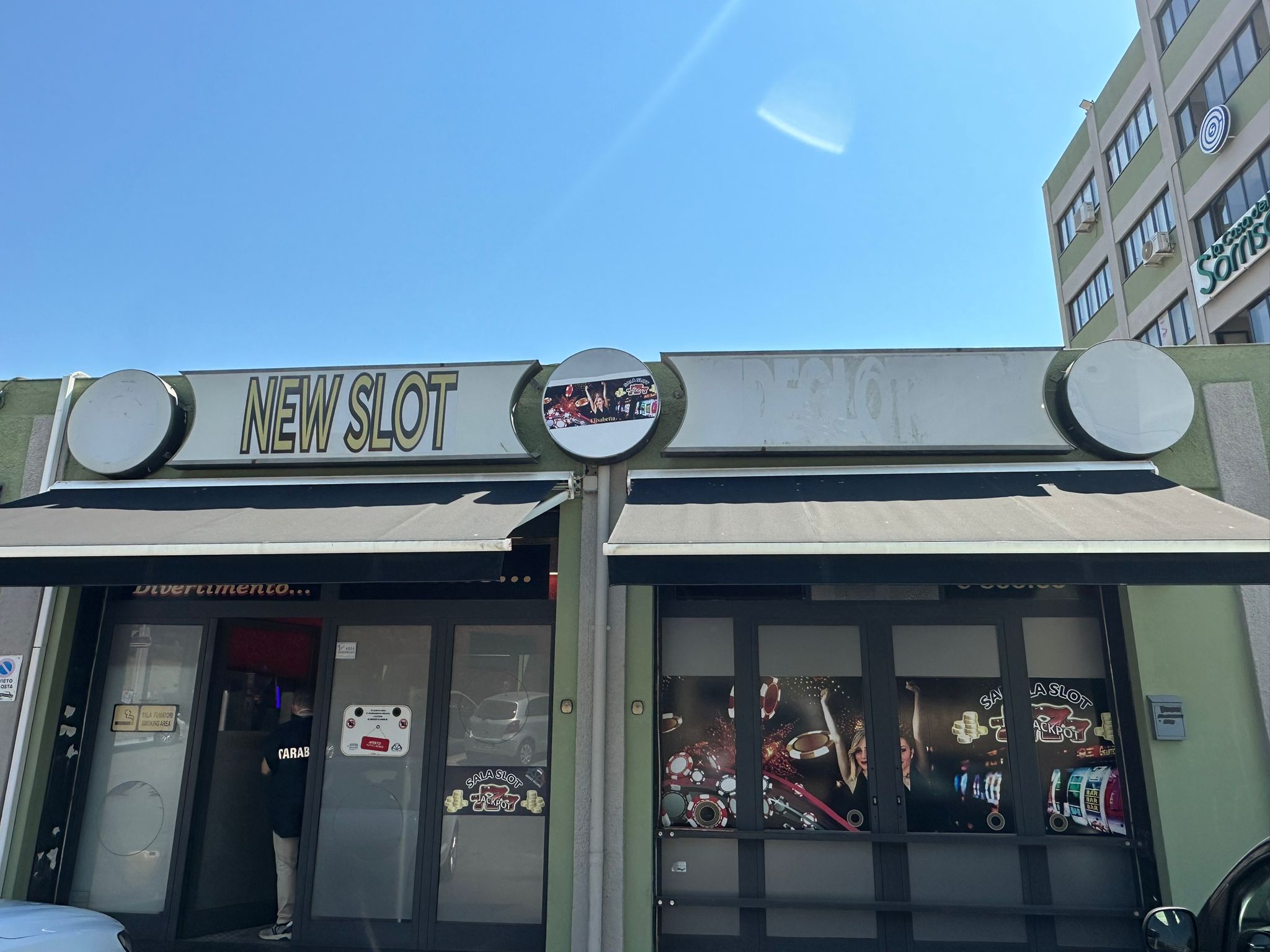 Ladri scatenati a Cagliari, sfondano la porta a sprangate e svaligiano la sala slot accanto al Brotzu