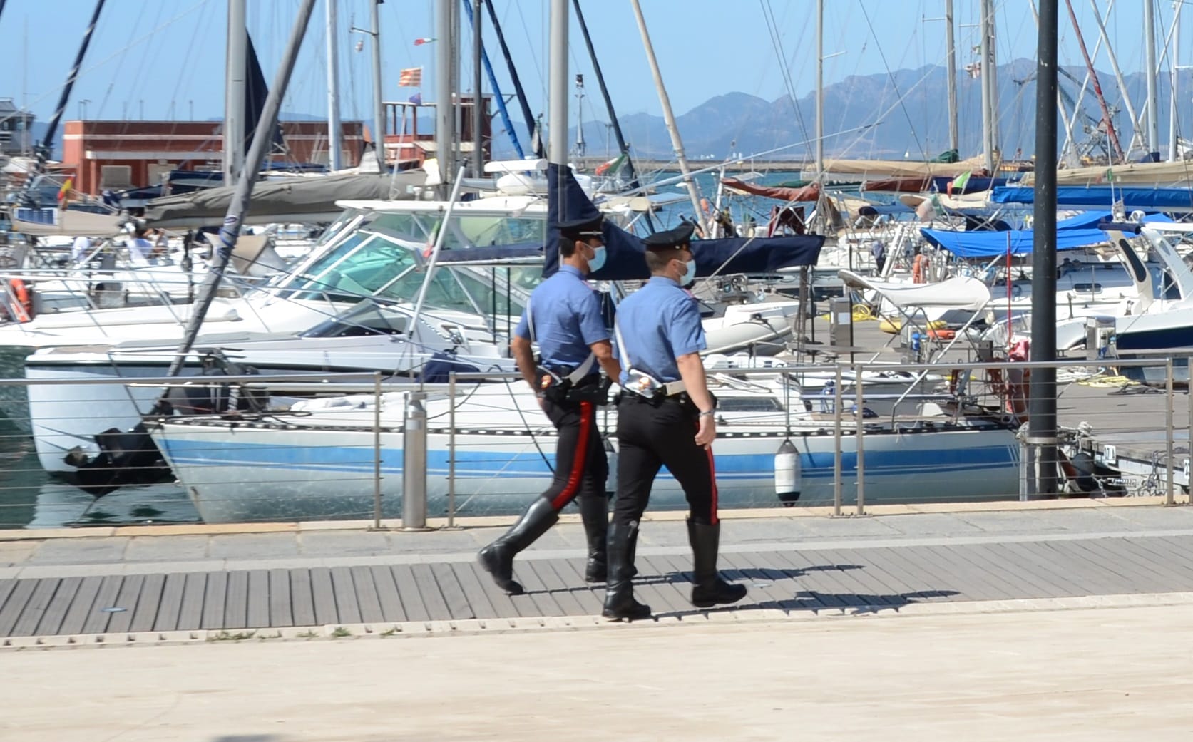 Follia a Villasimius, minaccia i passanti con forbici e fucile subacqueo