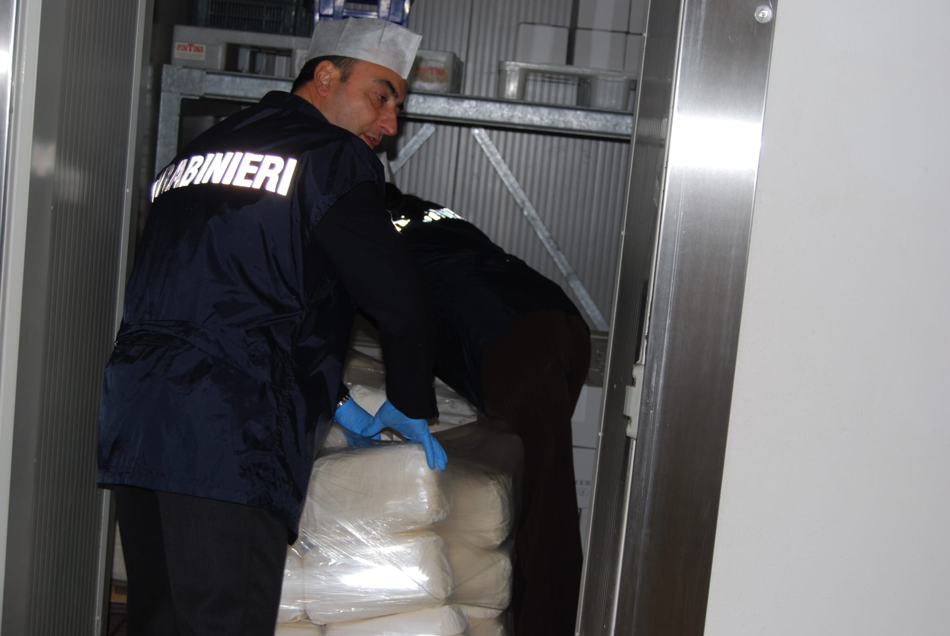 Pericolo per la salute pubblica, deposito di alimenti sequestrato a Carloforte