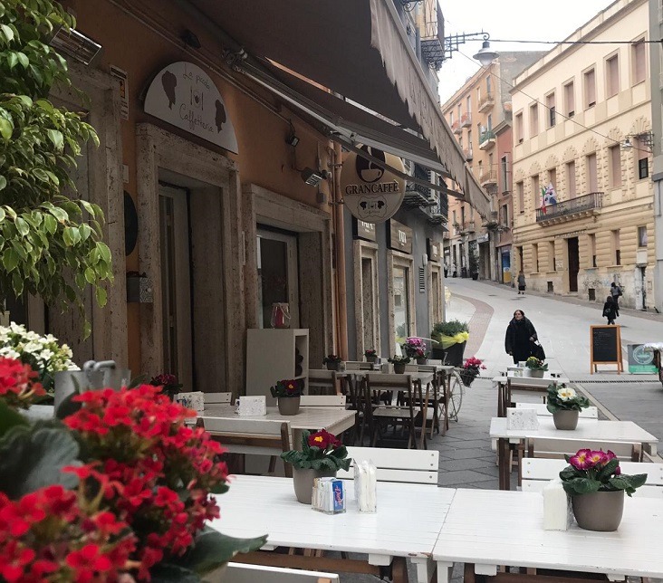 Tavolini e lavagnette in strada a Cagliari: tutto abusivo, multa da 4 mila euro a un ristorante di via Manno
