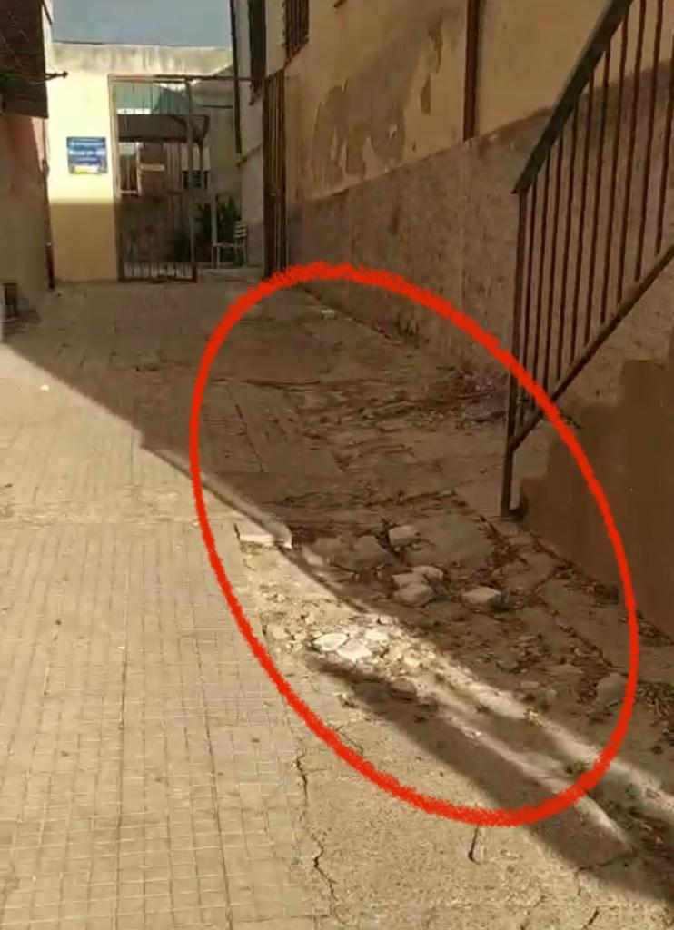 Cagliari, buche e rifiuti davanti al San Giovanni di Dio: “Una discarica davanti alla clinica dermatologica”