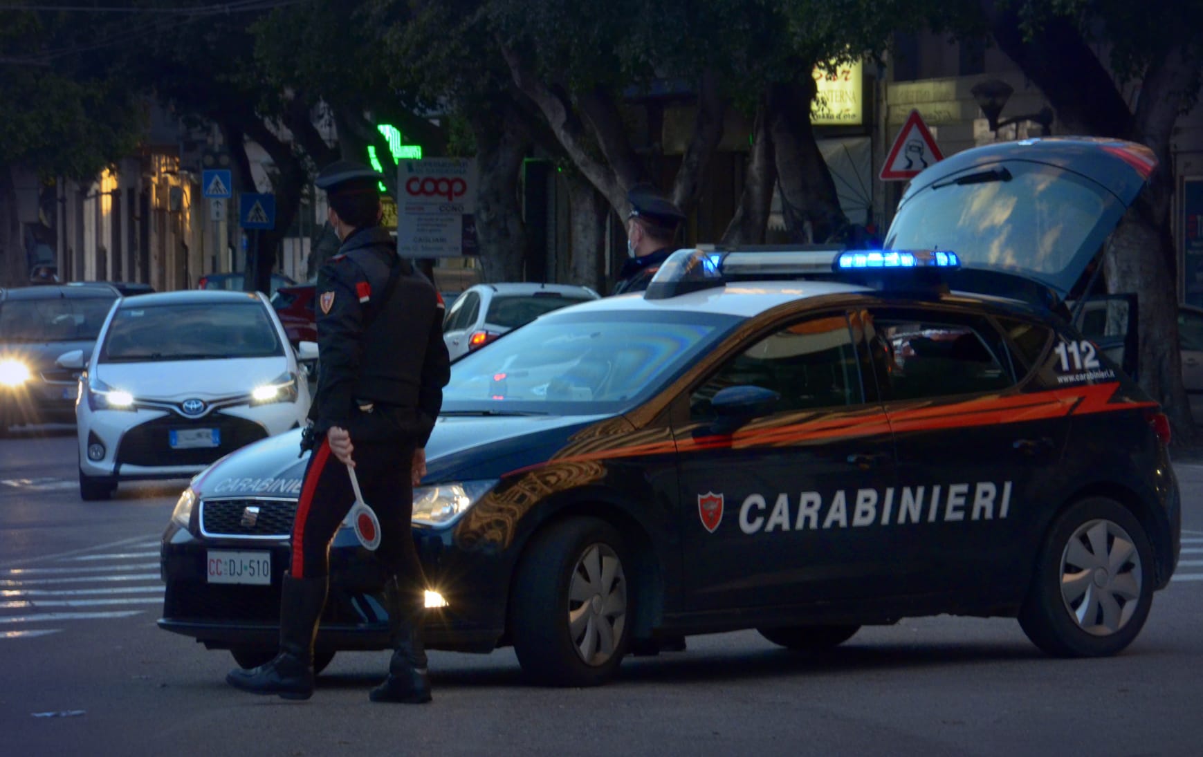 Ubriaco minaccia i passanti e i carabinieri: cameriere denunciato a Cagliari