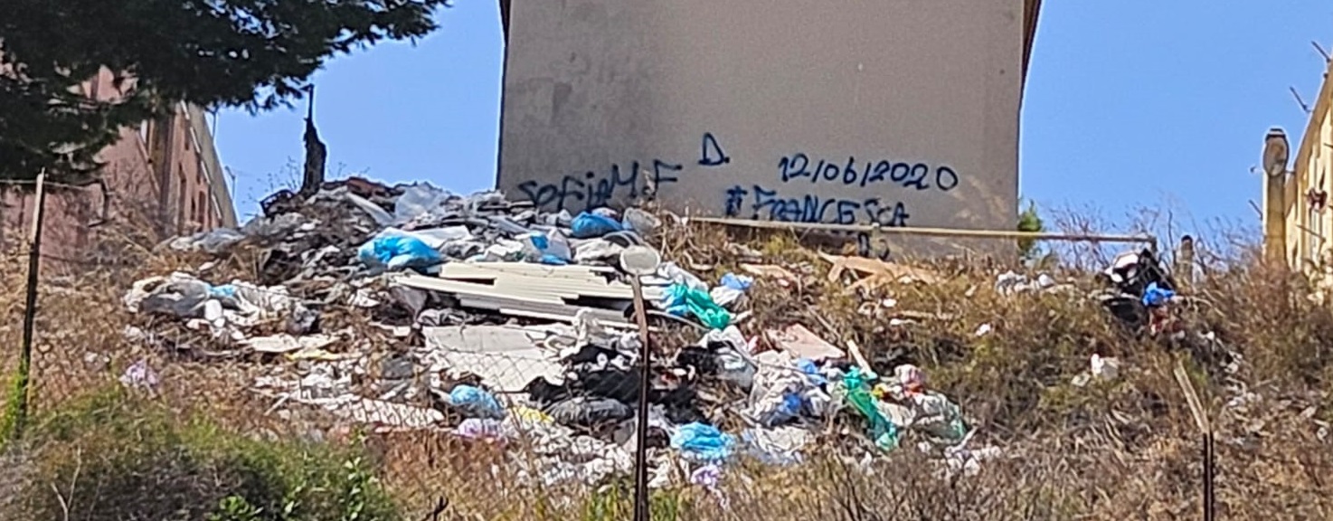 La discarica davanti all’ospedale di Is Mirrionis: “Cagliari città sporca e con una tari altissima”