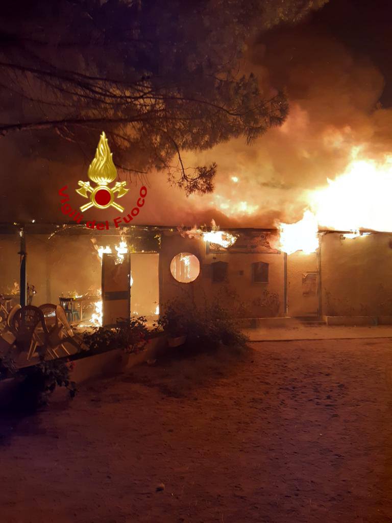 Lotzorai, bar pizzeria distrutto dalle fiamme: caccia ai responsabili del rogo