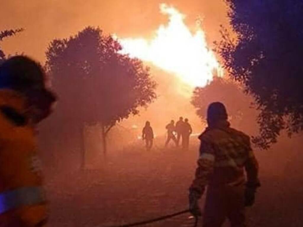 Sardegna flagellata dal fuoco anche a Ferragosto, fiamme e distruzione a Uta e Villasor