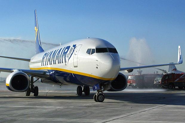 Il Cagliari-Roma di Ryanair parte in ritardo di 3 ore, arriva la legnata: “Sardi rimborsati con 2750 euro”