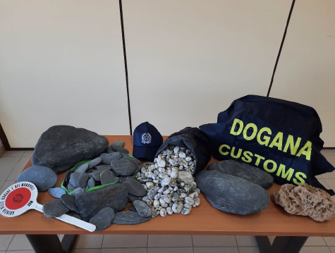 Tenta di lasciare l’Isola con 41 kg di ciottoli prelevati dalle spiagge: sanzionato turista francese