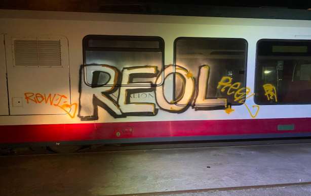 Treni imbrattati alla stazione di Alghero, denunciati due ragazzi di 20 anni